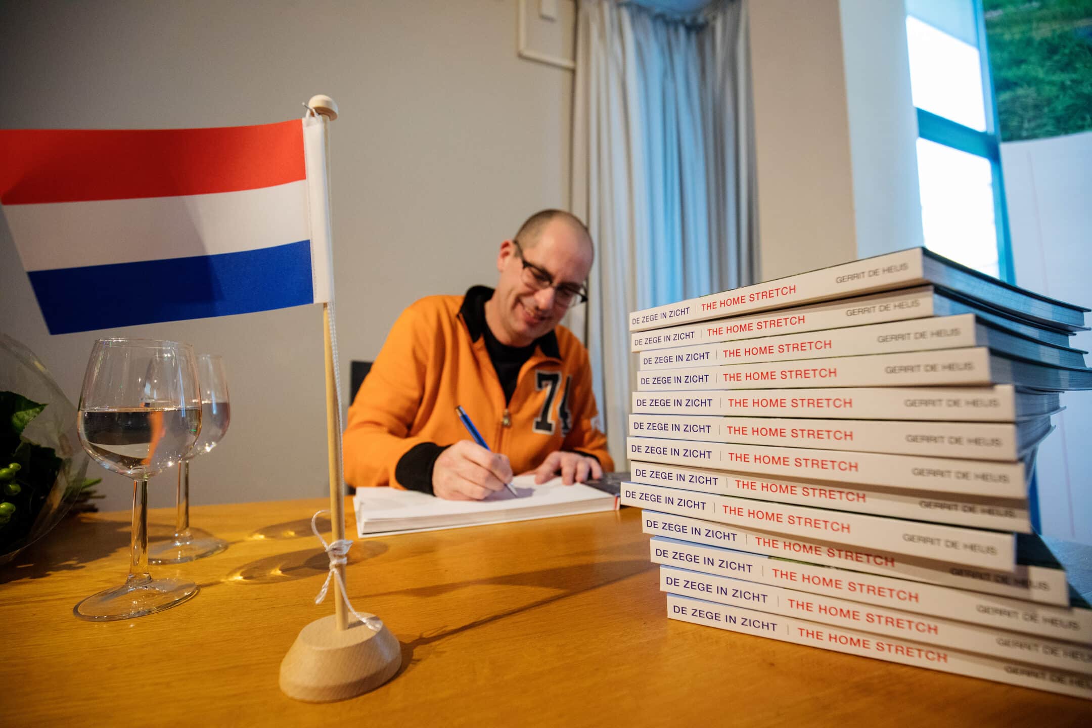 gerrit de heus signeert zijn eigen boek de zege in zicht.
